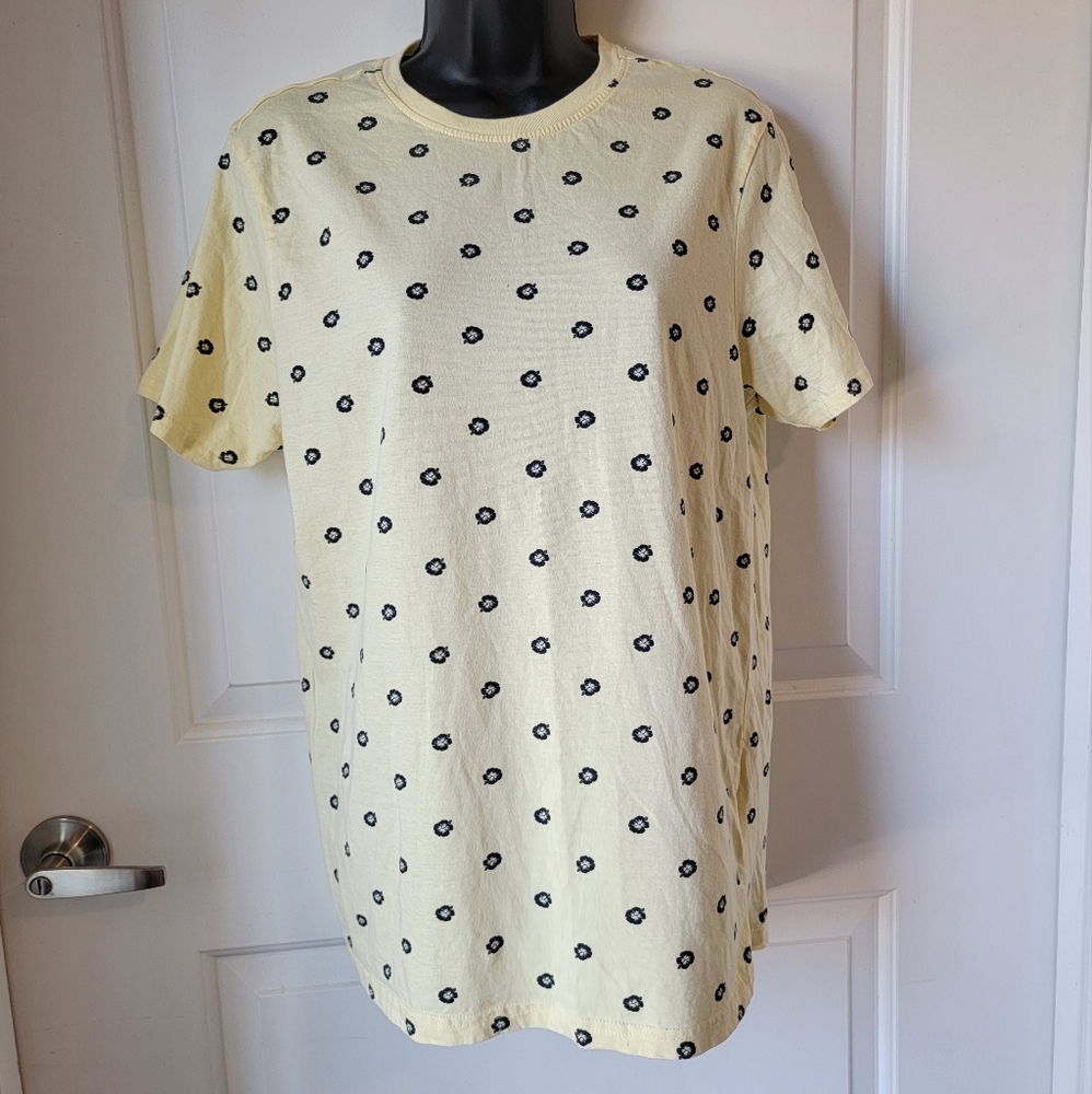 Isle of Tees Pale Yellow w/ Navy Hibiscus